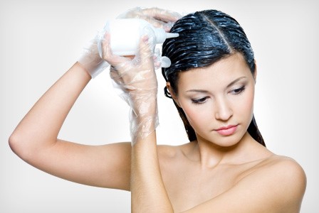 splurge-or-save-should-you-dye-your-own-hair-or-go-to-a-salon ภัยจากน้ำยาเปลี่ยนสีผม