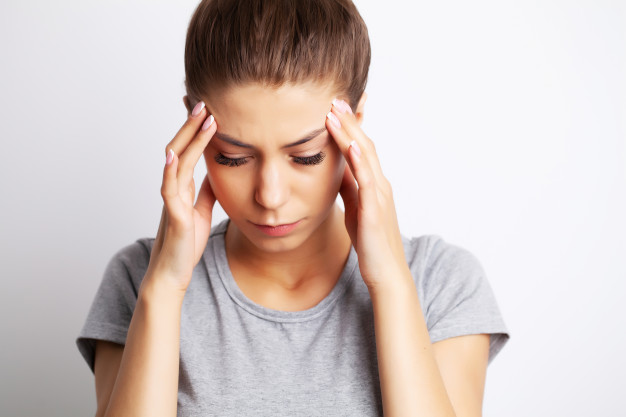 ห้อยหัวพิชิตโรค Head pain, an exhausted young woman has suffered from unbearable headache